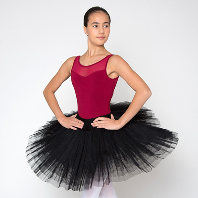 Mädchen trägt schwarzes Tutu Alexa und burgunder roten Ballettanzug Emilia von tanzmuster