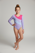 Langarm-Turnanzug für Gymnastik in Flieder, Pink und Hellblau mit dezenten Strassdetails, Frontansicht