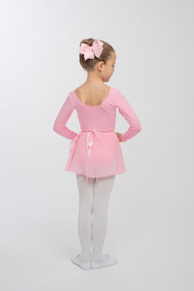 Junges Mädchen in einem rosa Ballett-Outfit mit Schleife