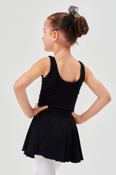Junges Mädchen in schwarzem Ballett-Outfit und Duttfrisur