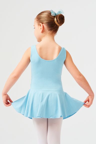 Junges Mädchen in einem hellblauen Ballettbody und Rock