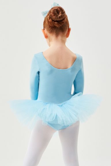 Kleines Kind in einem hellblauen Ballettbody und Tutu