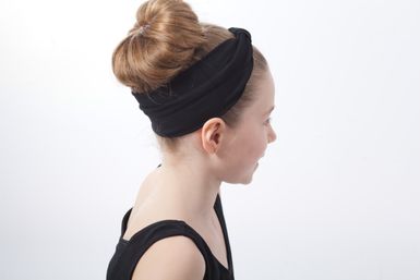 Mädchen mit hellbraunem Haar zu einem Dutt