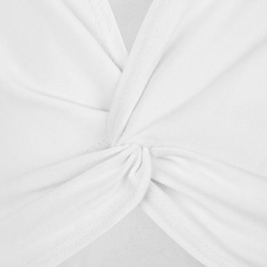 Nahaufnahme eines zu einem Knoten verdrehten weißen Stoffes mit sichtbaren Nähten und glatter Textur.