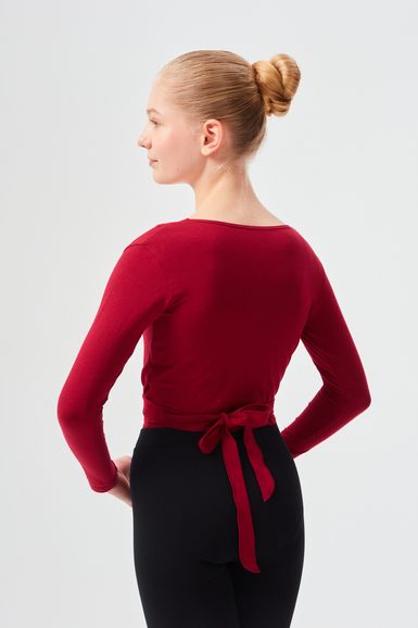 Person mit blondem Haar im Dutt