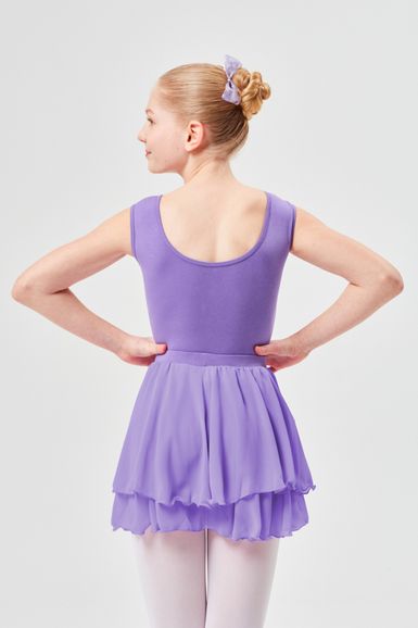 Ein junges Mädchen steht mit den Händen in den Hüften da