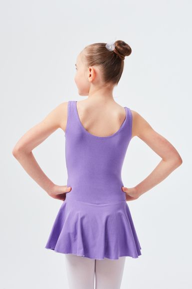 Junges Mädchen in lavendelfarbenem Ballett Trikot und Rock