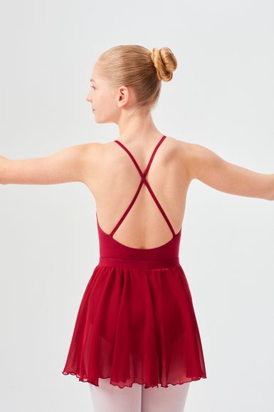 Junge Balletttänzerin in einem roten Ballett Trikot mit Chiffonrock