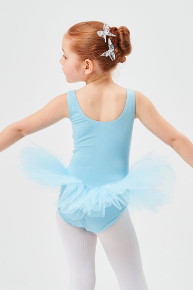 Junges Mädchen in blauem Ballettanzug und Tutu mit hochgestecktem Haar