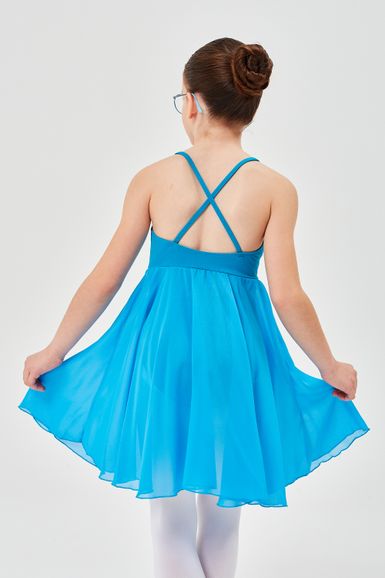Mädchen in einem blauen Ballettkleid mit gekreuzten Trägern