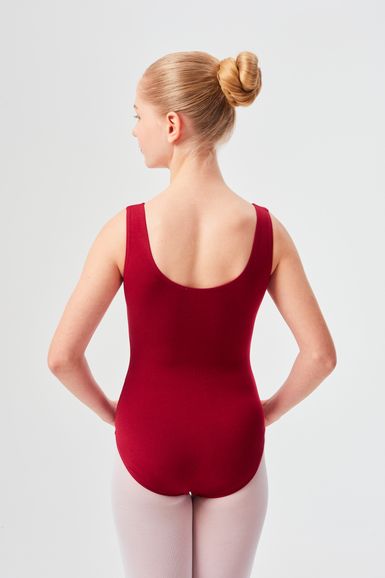 Stehende Person mit den Händen in den Hüften