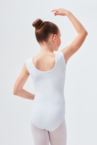 Ein junges Mädchen in einem weißen Ballett Trikot und Strumpfhosen steht mit erhobenem Arm da und blickt von der Kamera weg.