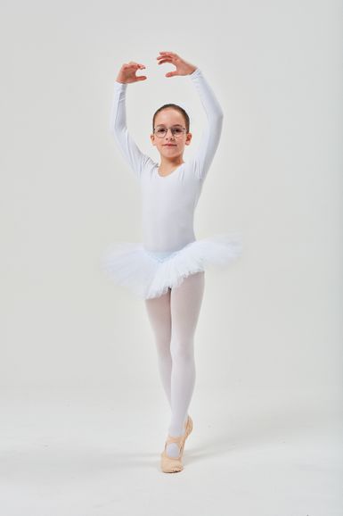 Junge Balletttänzerin in weißem Tutu