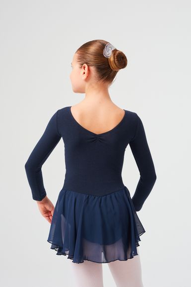 Mädchen in marineblauem Ballett Trikot und Chiffonrock mit hochgestecktem Haar