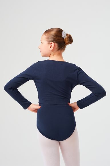 Mädchen in einem marineblauen Langarm-Trikot und weißen Strumpfhosen