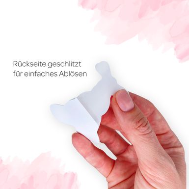 Eine Hand hält einen weißen Papieraufkleber mit einem Schlitz auf der Rückseite zum einfachen Abziehen