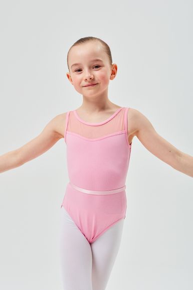 Ein kleines Kind in einem rosa Ballett Trikot und weißen Strumpfhosen posiert mit ausgestreckten Armen.