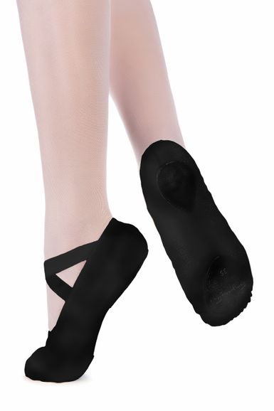 Eine Person in rosa Strumpfhosen und schwarzen Ballettschuhen steht mit einem Fuß flach auf dem Boden und dem anderen gestreckt.