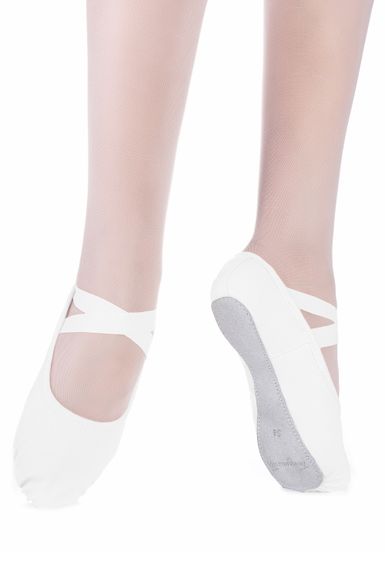 Eine Person in hellrosa Strumpfhosen und weißen Ballettschuhen steht in einer Ballettposition auf einem weißen Hintergrund.