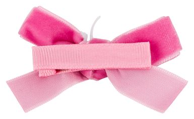 Eine rosa Haarschleife aus Stoff mit Satin- und Samtstruktur