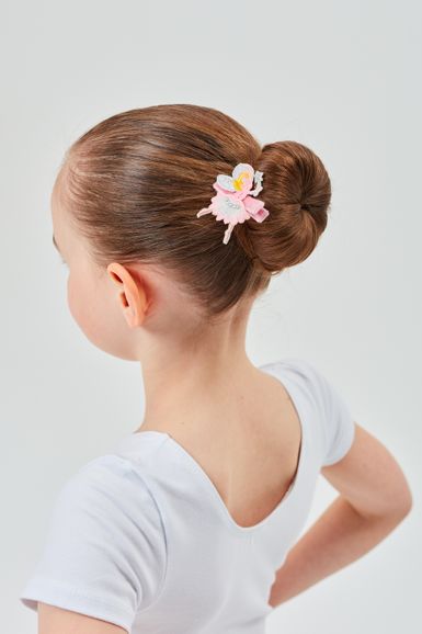 Von hinten ist ein junges Mädchen mit braunem Haar zu einem Dutt zu sehen