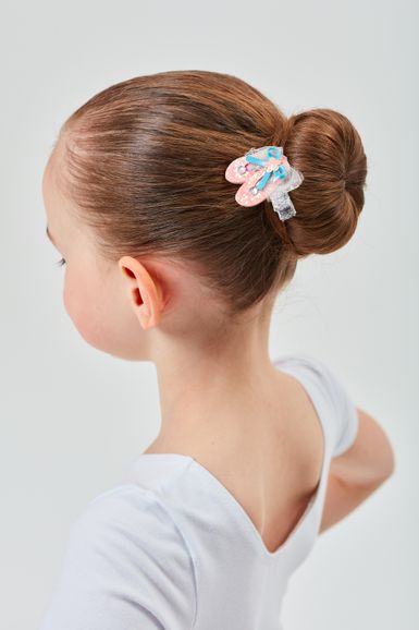 Junges Mädchen mit braunem Haar zu einem Dutt gebunden