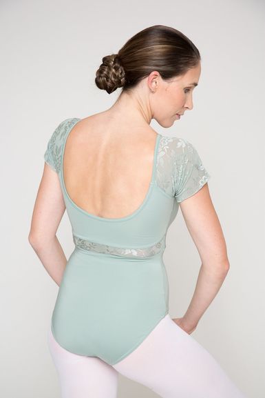 Frau mit braunem Haar im Dutt