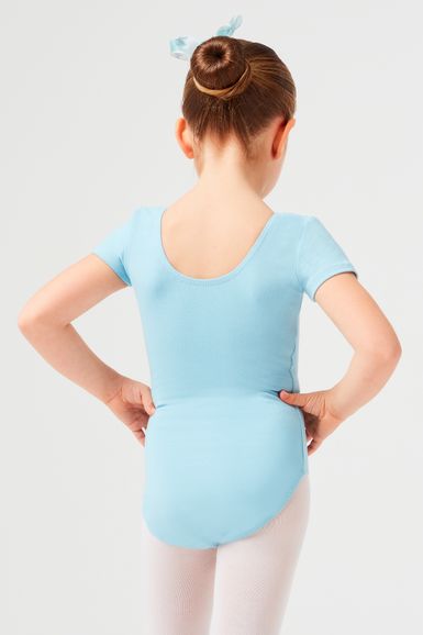 Junges Mädchen mit abgewandtem Gesicht