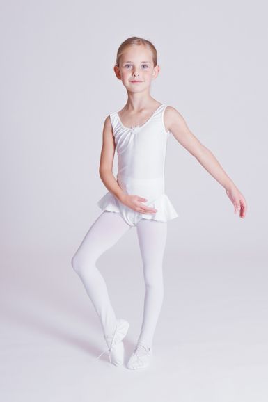 Kleines Kind in weißem Ballettbody