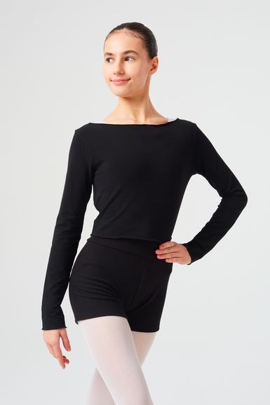 Eine junge Person in einem schwarzen Langarmshirt