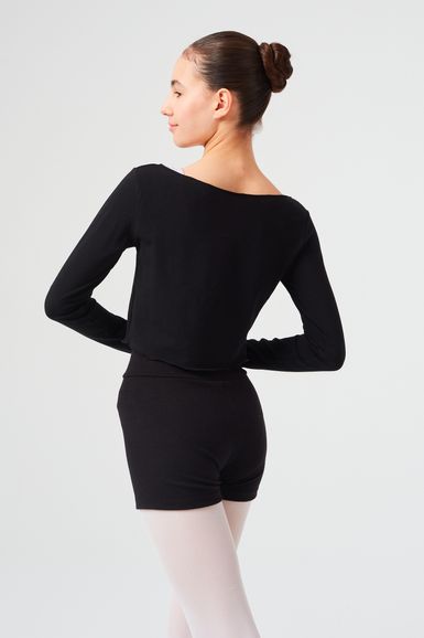 Eine Balletttänzerin in einem schwarzen Langarmoberteil