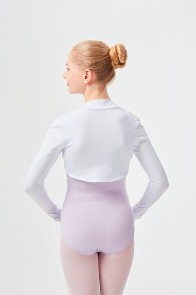 Eine Frau mit blondem Haar zu einem Dutt