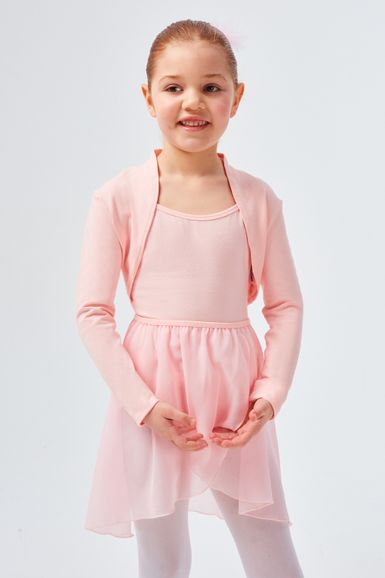 Ein junges Mädchen in einem rosa Ballett-Outfit steht mit ausgestreckten Händen vor einem hellen Hintergrund und blickt nach vorne.