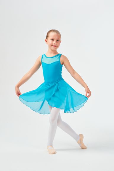 Ein junges Mädchen in einem blauen Trikot und Rock posiert in einer Ballettposition.