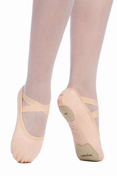 Person in hellrosa Ballettschuhen und Strumpfhosen