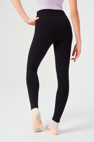 Person in schwarzen Leggings