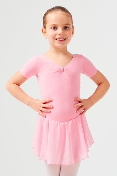 Ein junges Mädchen in rosa Ballettkleid