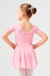 Ein junges Mädchen in rosa Ballettkleidung 3