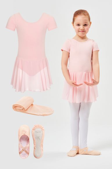Ein junges Mädchen in rosa Ballettkleidung - Ballett Starter Set mit Trikot, Ballettschuhen und Strumpfhose.
