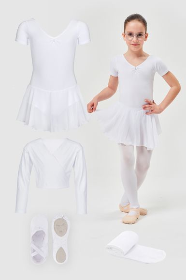 Ein junges Mädchen in weißer Ballettkleidung - Ballett Starter Set mit Trikot, Ballettschuhen, Wickeljacke, Stulpen und Strumpfhose.