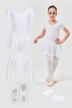 Ein junges Mädchen in weißer Ballettkleidung - Ballett Starter Set mit Trikot, Ballettschuhen, Wickeljacke, Stulpen und Strumpfhose. 1