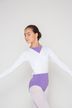 Ein junges Mädchen in weißer Ballett Wickeljacke und flieder farbenem Trikot. 3