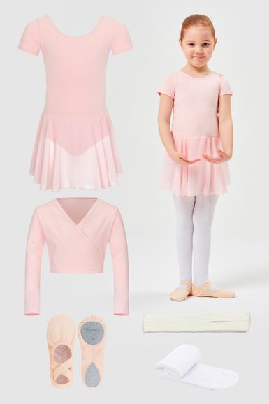 Ein junges Mädchen in rosa Ballettkleidung - Ballett Starter Set mit Trikot, Ballettschuhen und Strumpfhose.