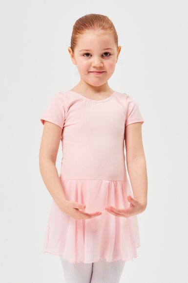 Ein junges Mädchen in rosa Ballettkleidung