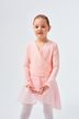 Ein junges Mädchen in rosa Ballettkleidung mit Röckchen und Wickeljacke 4