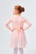 Ein junges Mädchen in rosa Ballettkleidung mit Röckchen und Wickeljacke 5