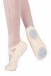 Füße in Ballettpose mit Ballettschuhen in ballett-rosa 7