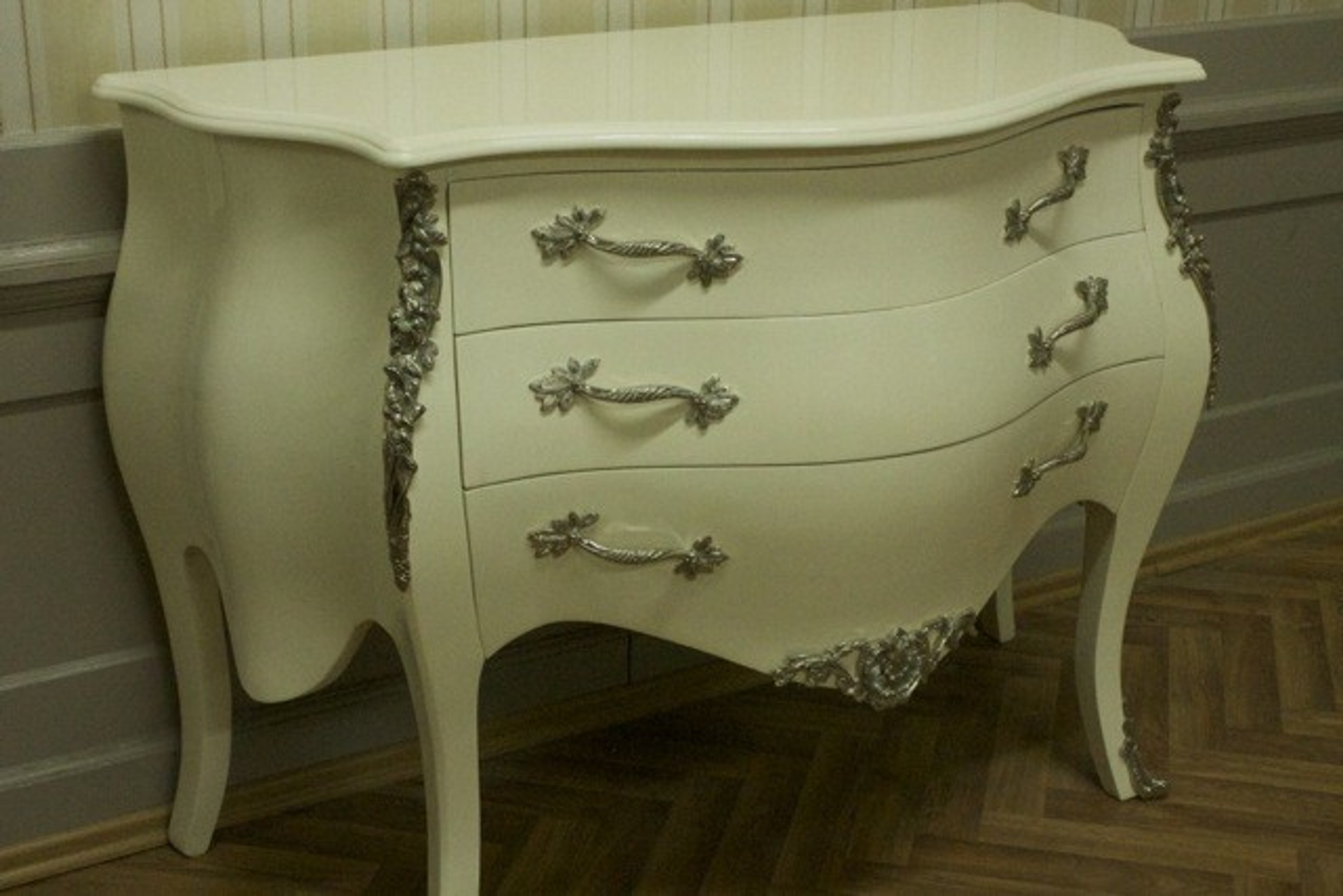 Noble Shabby Chic Chest Of Drawers Vintage Creme Colored Laquere
