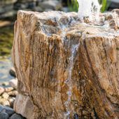 Gartenbrunnen aus fossilem Holz wohnfreuden