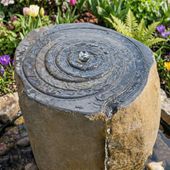 Flussstein Gartenbrunnen Säule mit Spirale wohnfreuden